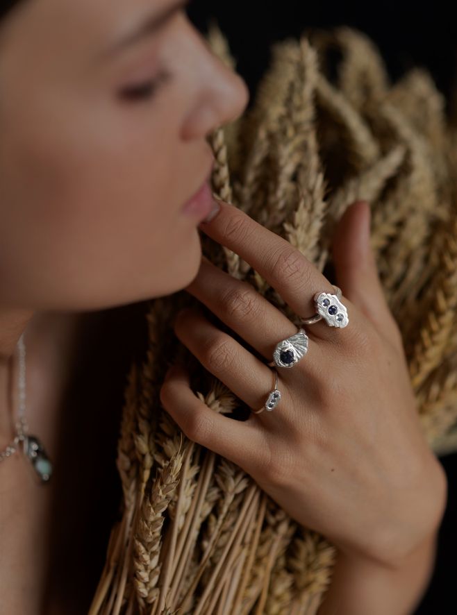 Kolekce Vestigia ("znamení") je inspirována tajemnými symboly, například kruhy v obilí. Odjakživa miluju záhady a věci,...