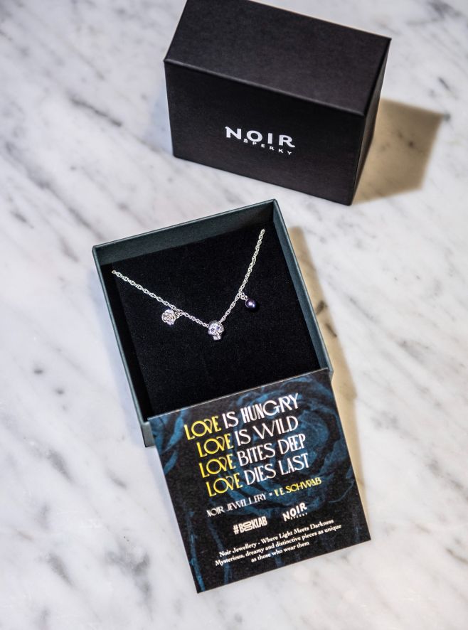 Letos úplně poprvé navštívila Čechy americká bestselleristka V. E. Schwab. A já jsem měla tu čest vyrobit pro ni náramek,...