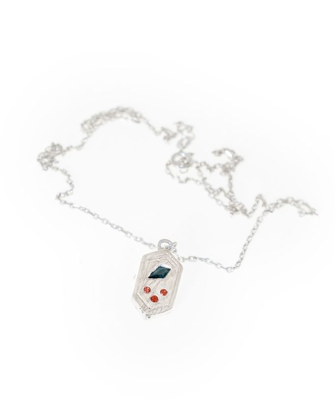 "Přívěsek Vestigia safír" Stříbrný medailonek se čtyřmi přírodními safíry. Enigmatický a "podivný", stejně jako znamení a...