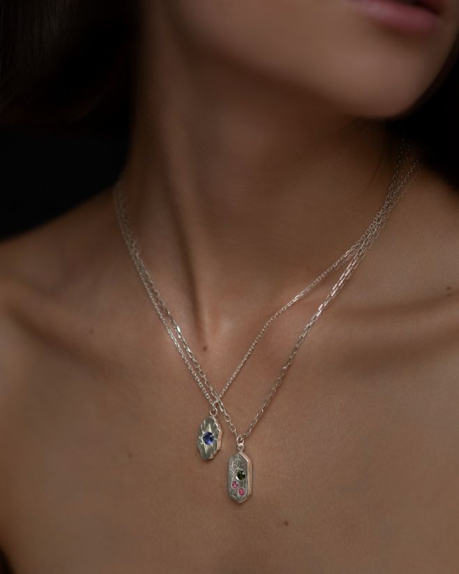 Šperky z kolekce Vestigia: výrazné, nezvyklé, osobité, záhadné. Stříbrné medailonky s různými druhy drahých kamenů (zde...